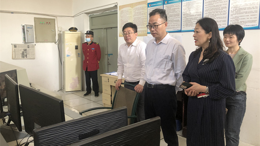 �����򵼻�С����Ӷ���Խ��¥�����徲��������