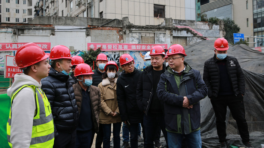 集团党委委员、副总司理倪丹带队督查安昌路8号停车楼项目清静生产和疫情防控等事情