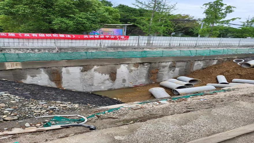 南山路蹊径及排水刷新补短板工程项目现场开展防汛检查_副本