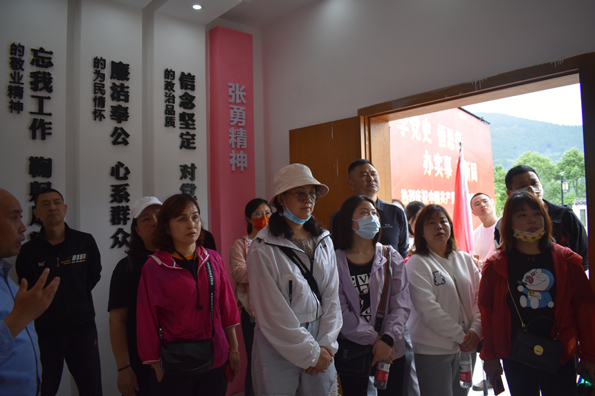 旅行学习张勇同志事迹